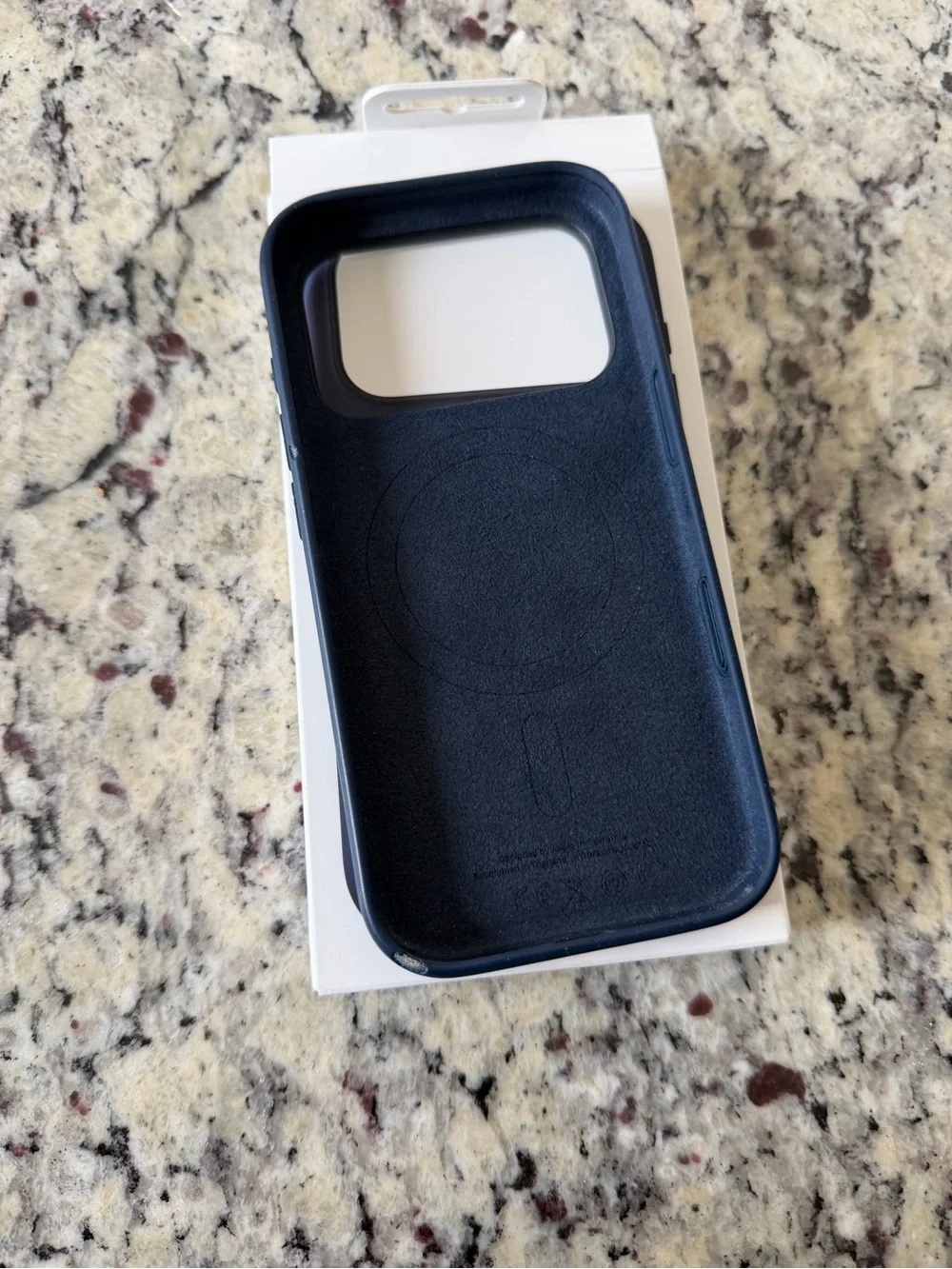 Apple midnight silicone case iPhone 17 pro